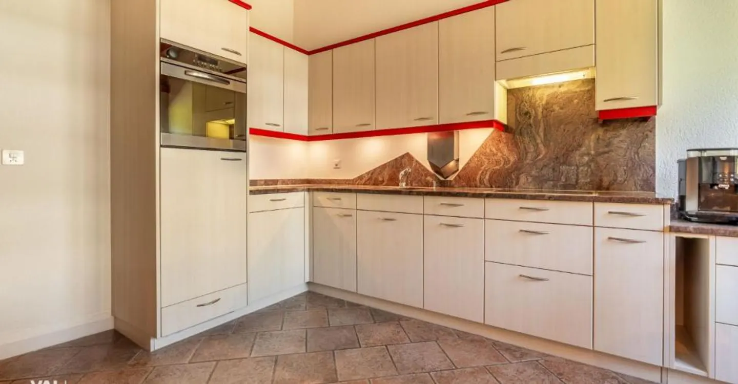 Vivere sopra i tetti di Brig con sole, vista ampia e molta privacy - Foto 6 di 12