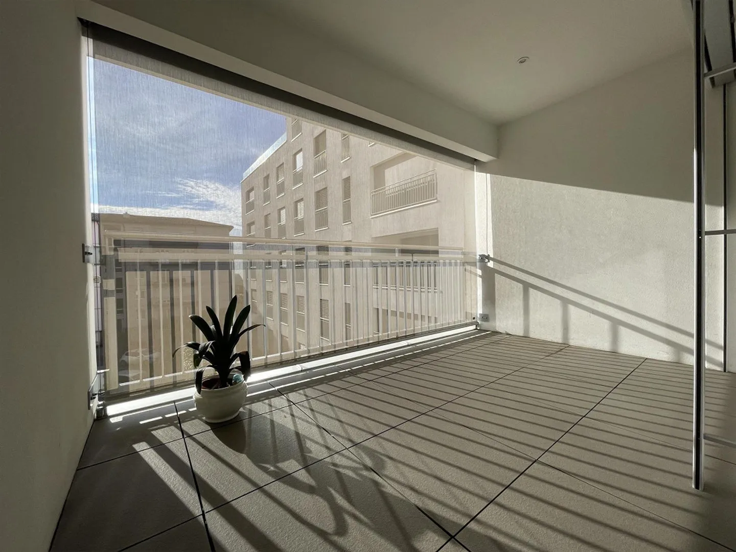 ELEGANT AND SPACIOUS 3.5 APARTMENT IN A SOUGHT-AFTER AREA - Photo 2 of 13