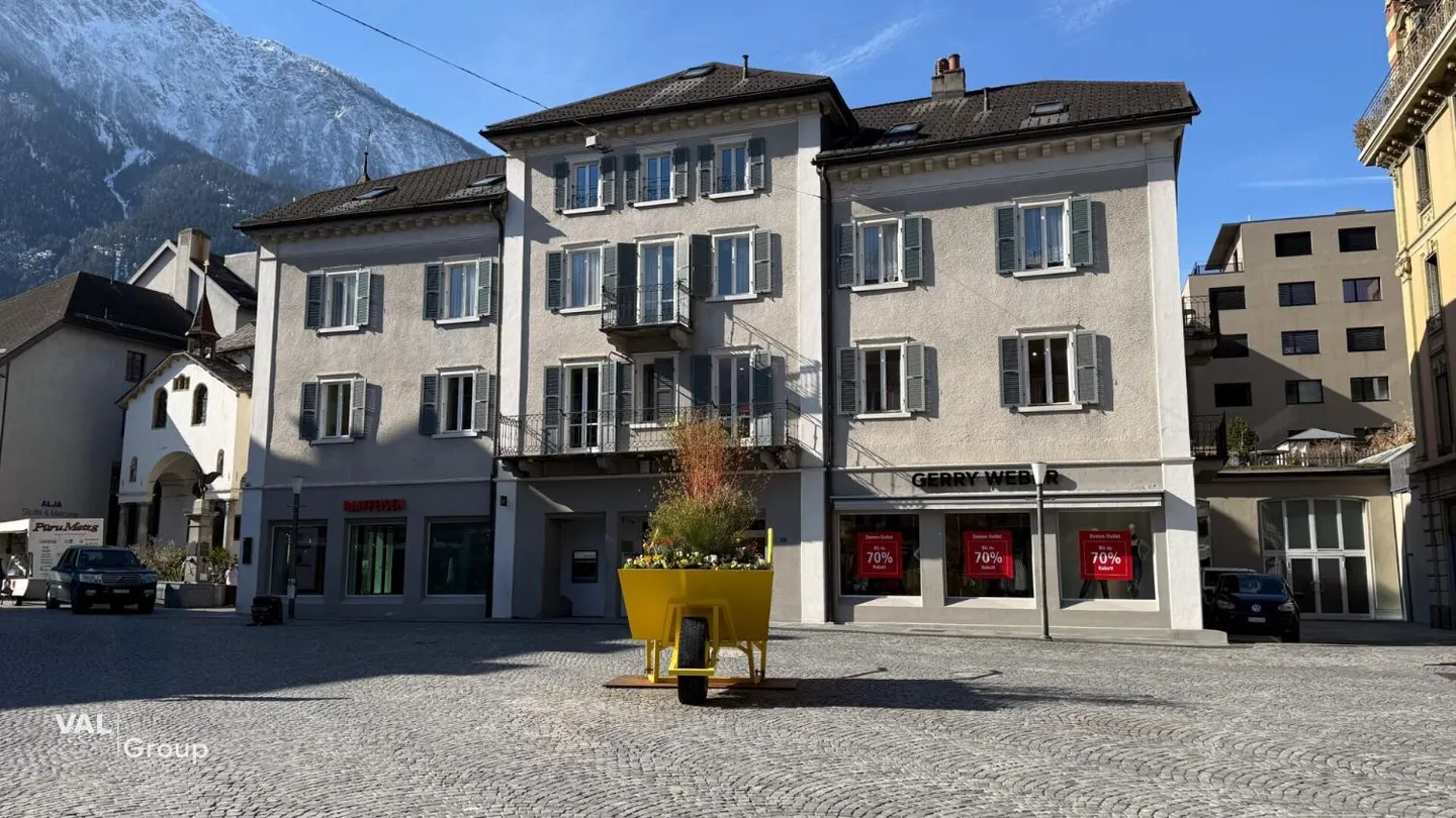Spazio commerciale unico direttamente nella vivace piazza della città di Brig - Foto 1 di 13