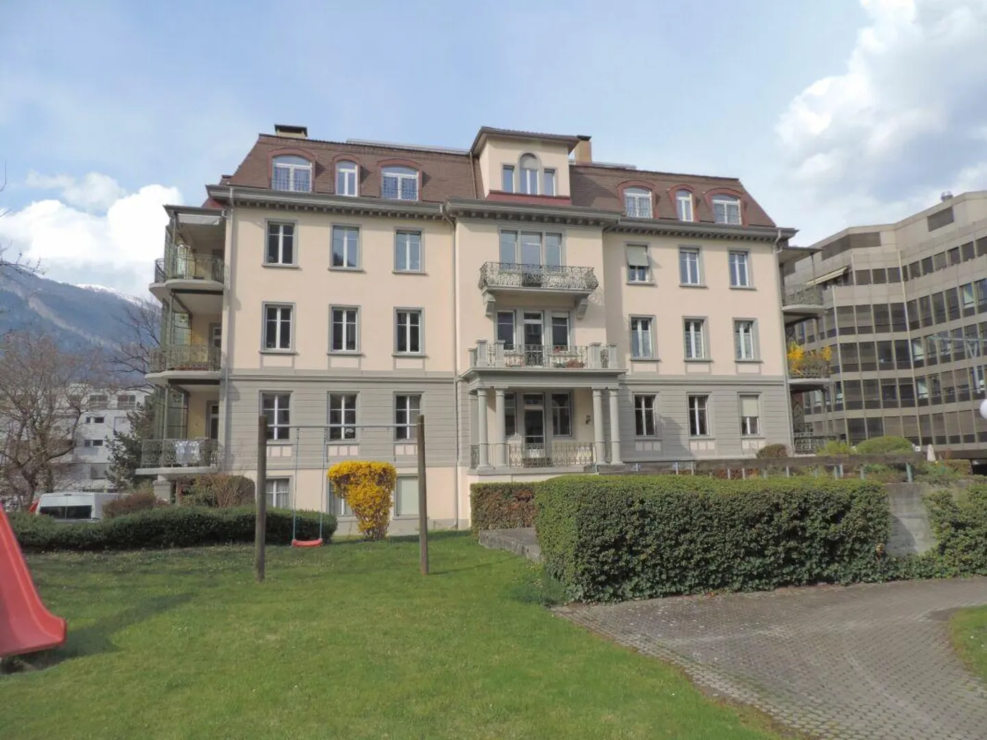 Appartamento d'epoca elegante con alti soffitti e orientamento a sud-ovest - Foto 2 di 5