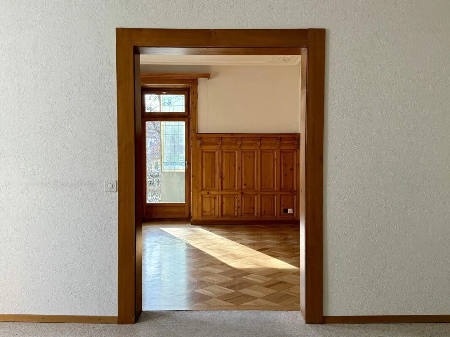 Appartamento d'epoca elegante con alti soffitti e orientamento a sud-ovest - Foto 3 di 5