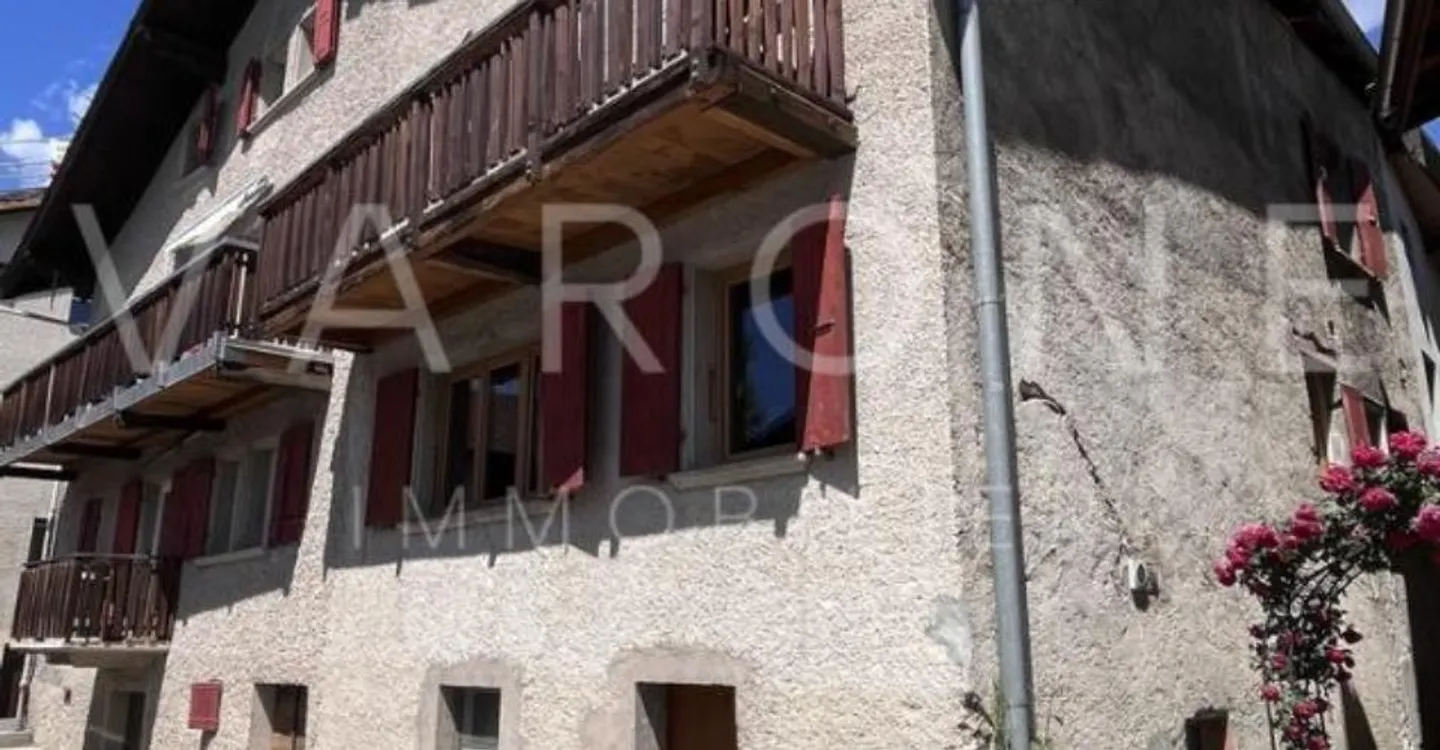 Row house for sale - Photo 1 of 12