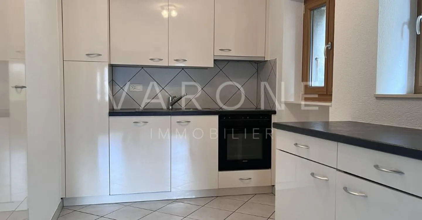 Row house for sale - Photo 4 of 12