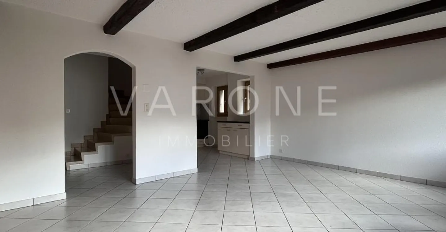 Row house for sale - Photo 2 of 12
