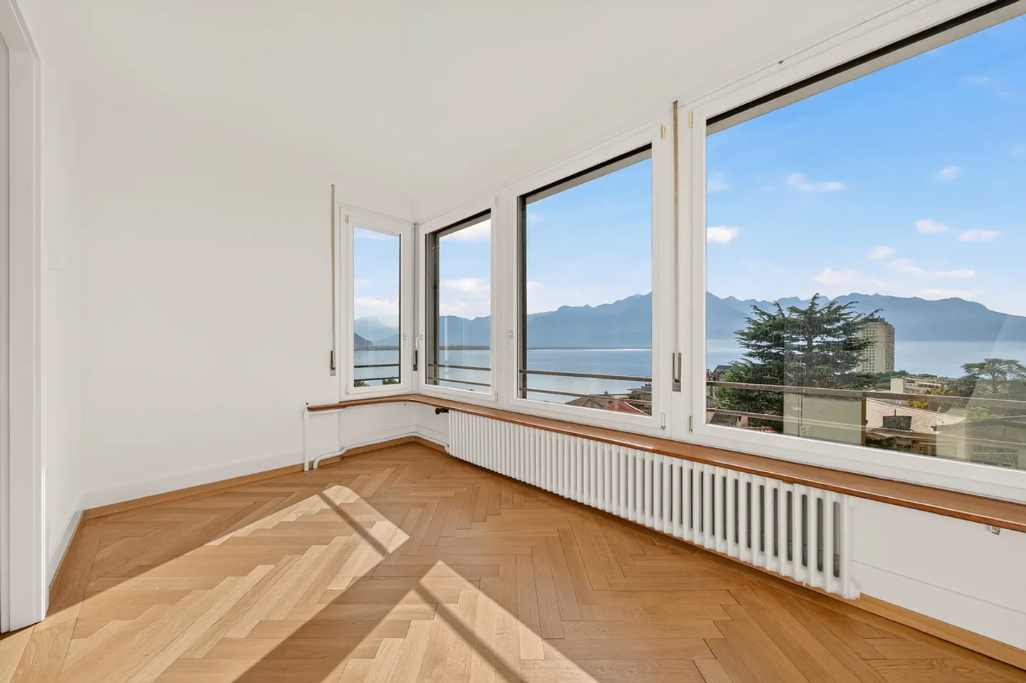 Wunderschöne 3,5-Zimmer-Wohnung mit atemberaubendem Blick auf den See - Foto 1 von 9