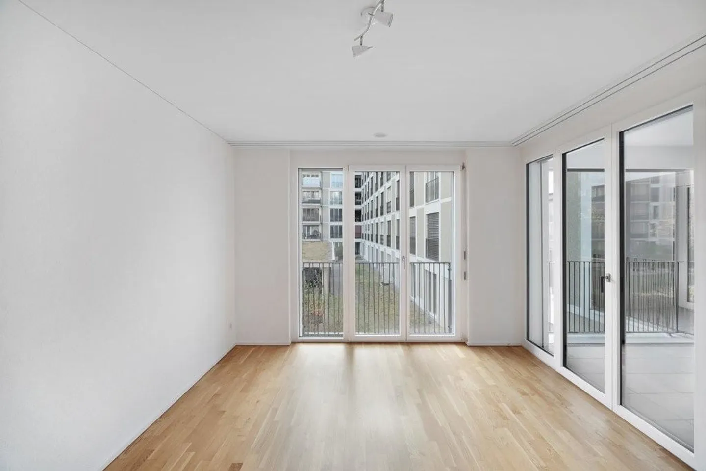 Living and life in centrally located urban quarter - Photo 8 of 9