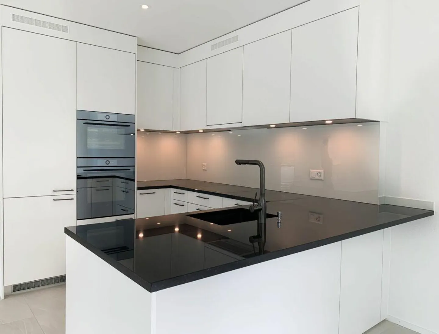 Appartement Attique Moderne au-dessus des Toits d'Oberwil - Photo 2 sur 7
