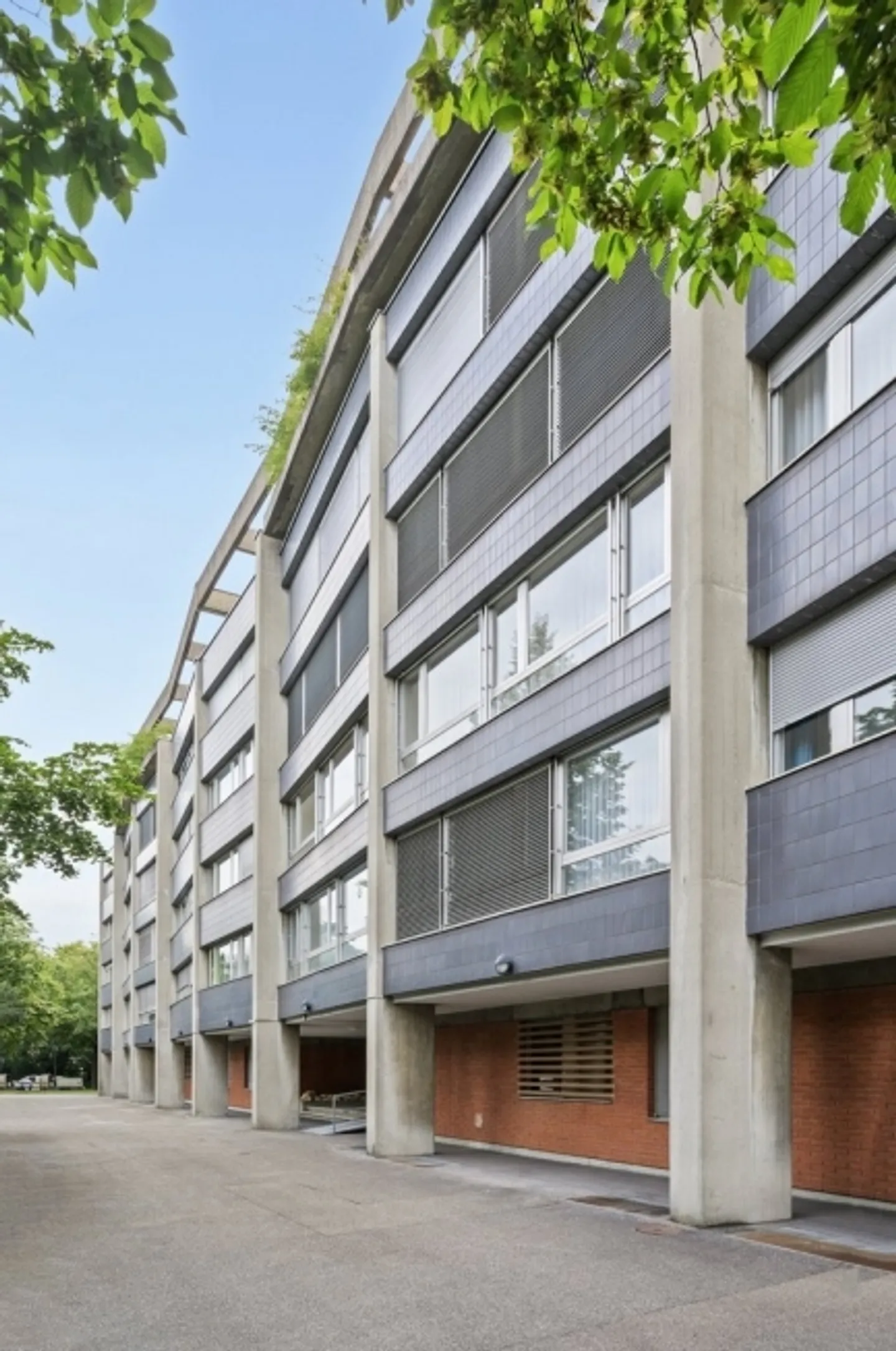 «Haben Sie genug von der Parkplatzsuche» - Foto 1 von 2