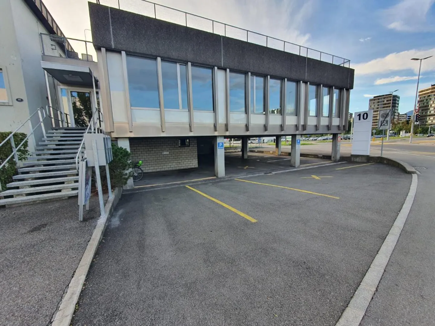 Places de parking extérieures à Cham 6330 - Photo 1 sur 4