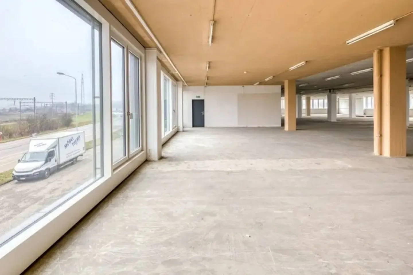 Partizionamento flessibile - Infrastruttura commerciale recentemente ristrutturata - Foto 2 di 4