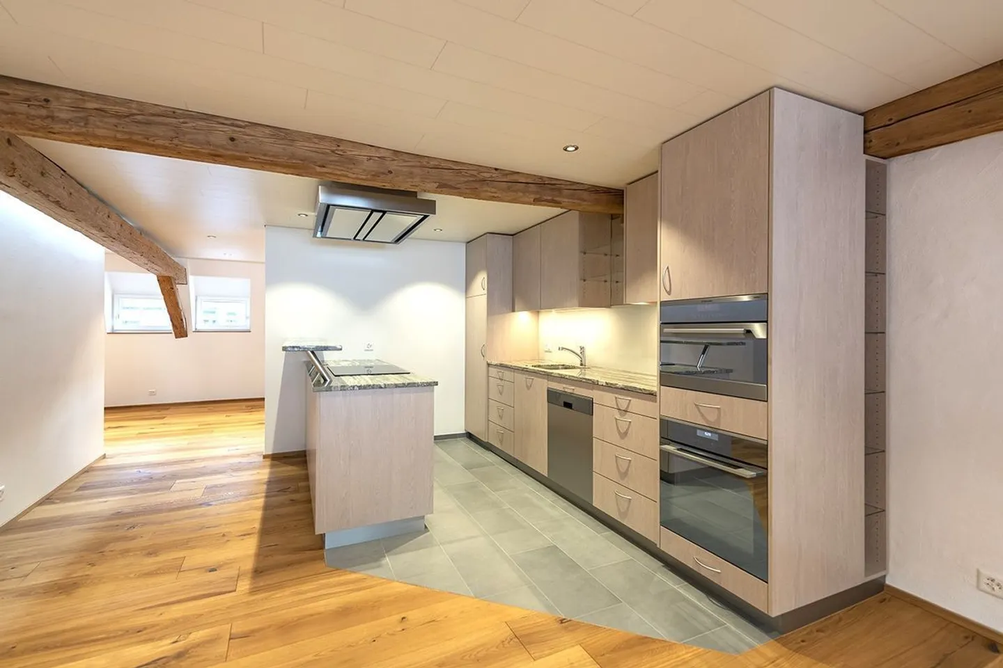 Zentral, luxuriös, neu renoviert mit grossem Balkon und Aussicht - Foto 3 von 7