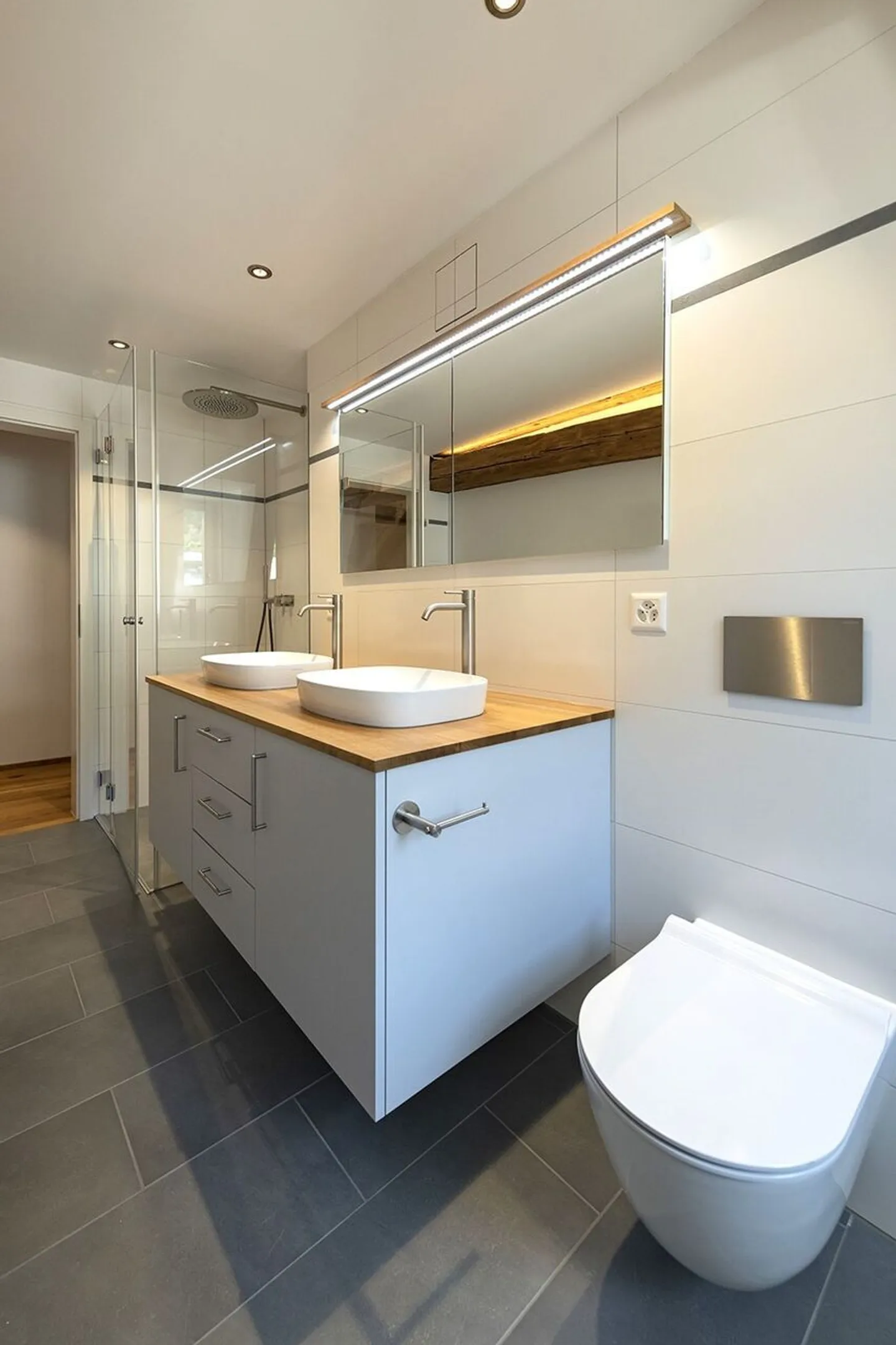 Zentral, luxuriös, neu renoviert mit grossem Balkon und Aussicht - Foto 6 von 7