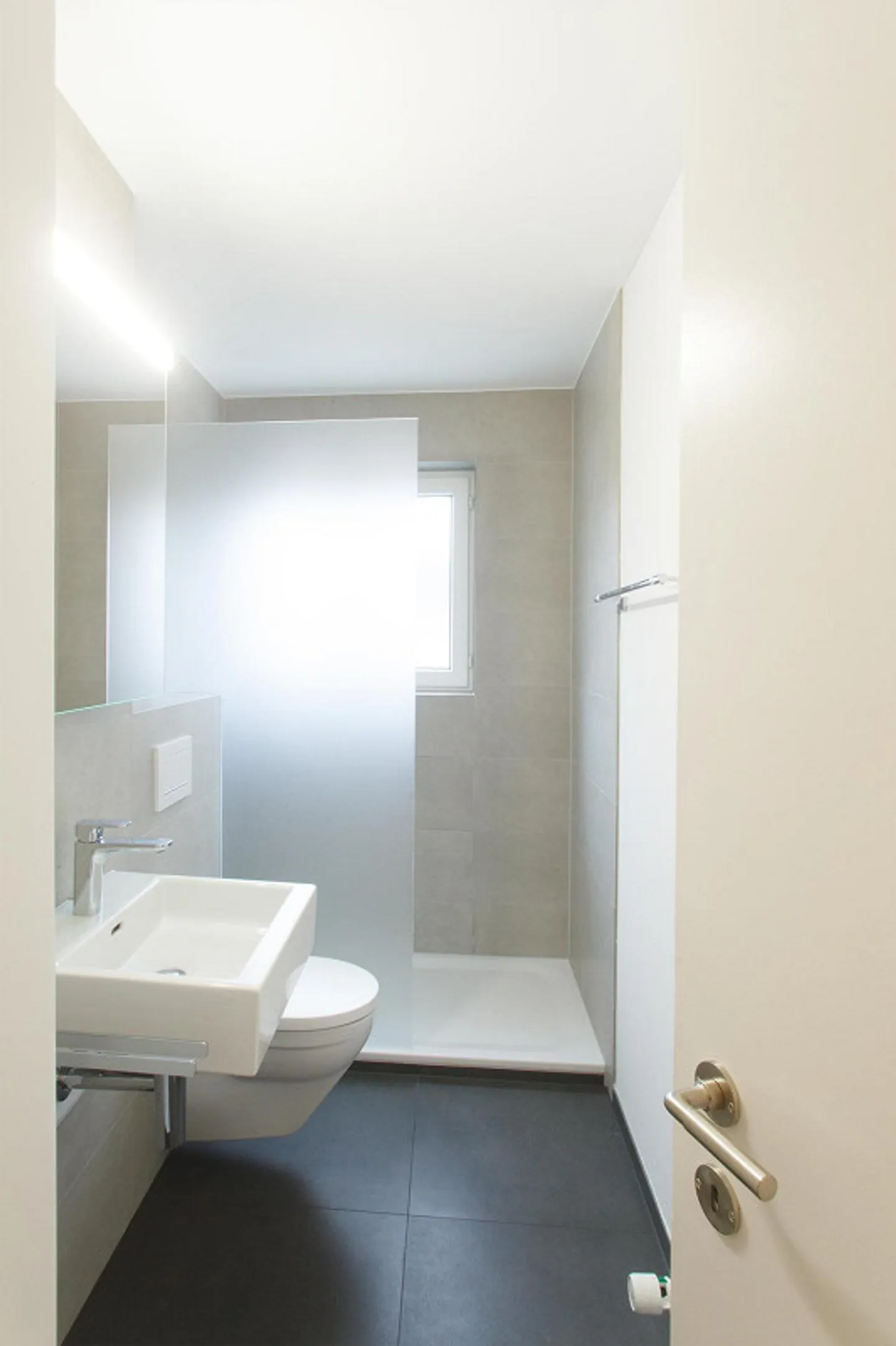 Appartement rénové et lumineux de 3.0 pièces dans un emplacement bien desservi - Photo 5 sur 8