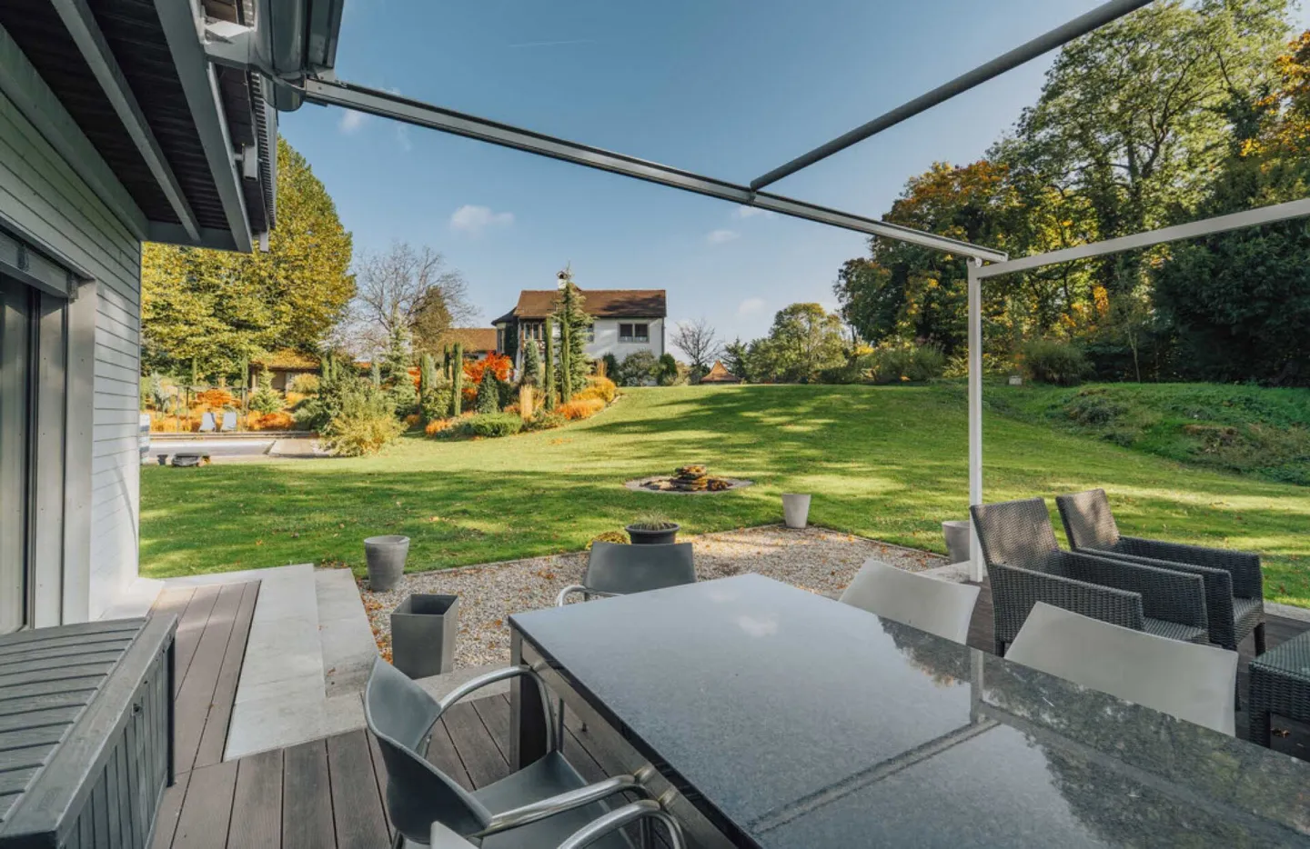 Single-family house embedded in beautiful park area - Photo 2 of 12