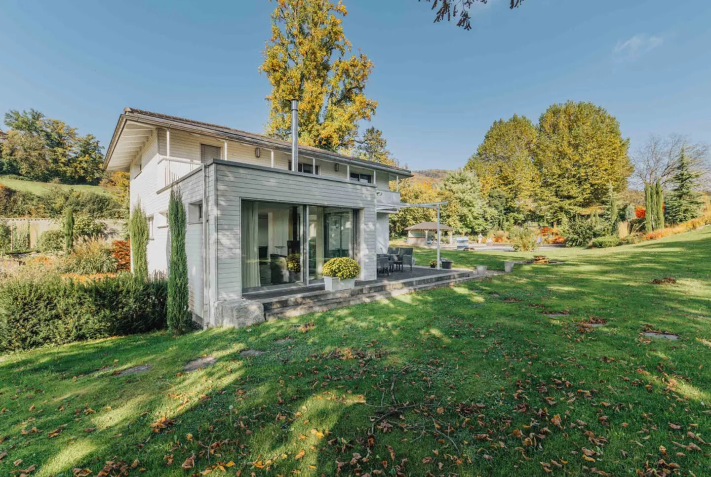 Single-family house embedded in beautiful park area - Photo 3 of 12