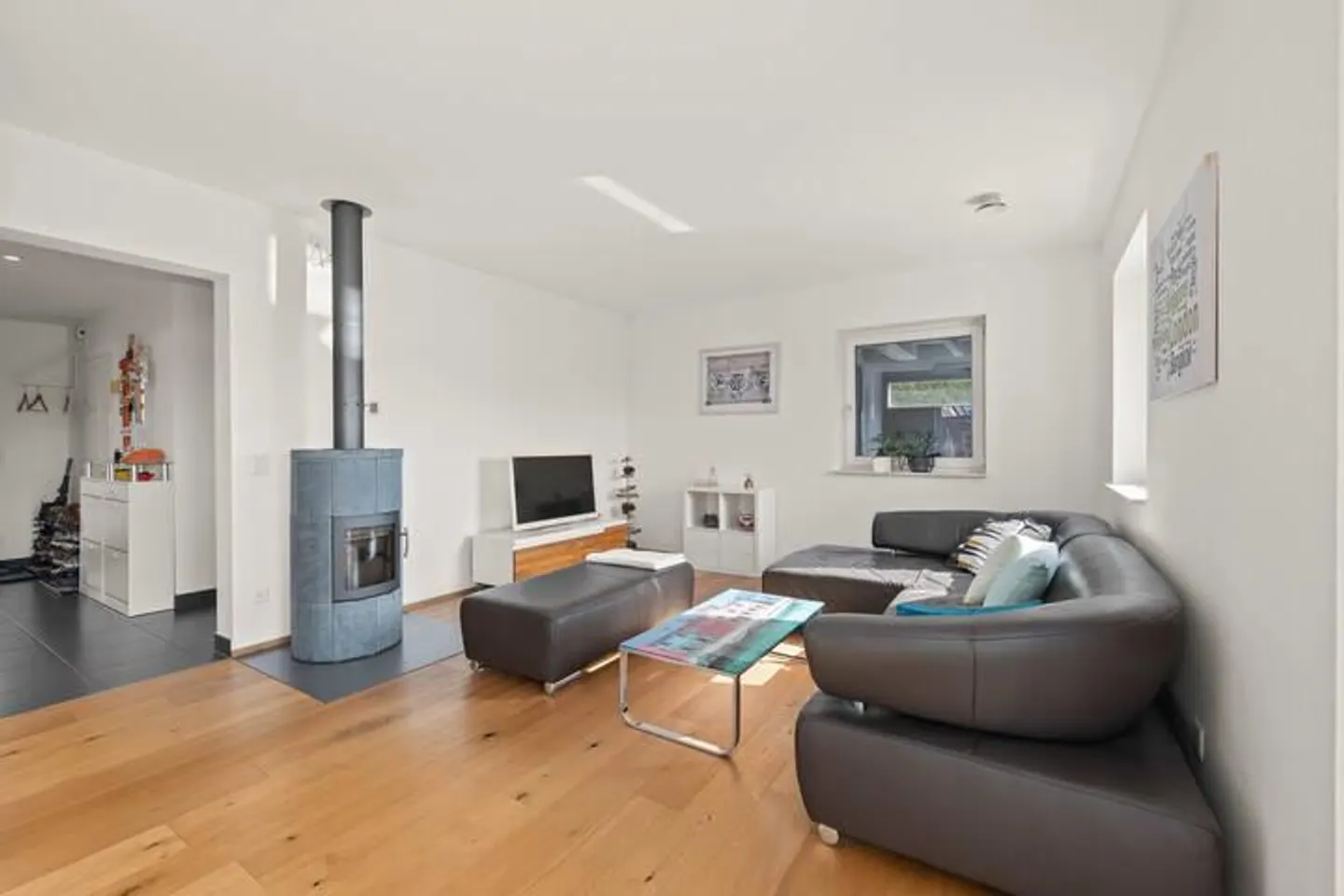 BEAUCOUP D'ESPACE & CONFORT - MAISON INDIVIDUELLE MODERNE DE 5,5 PIÈCES - Photo 2 sur 9
