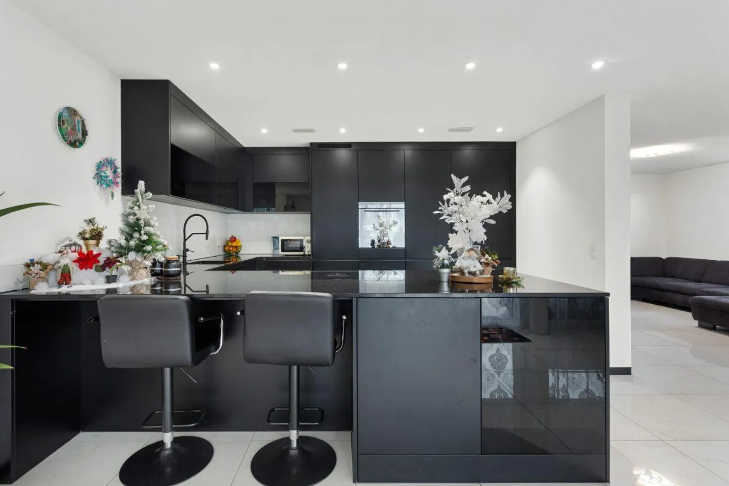 5.5-Zimmer-Parterrewohnung mit elegantem Ausbau und grossem Garten - Foto 2 von 10