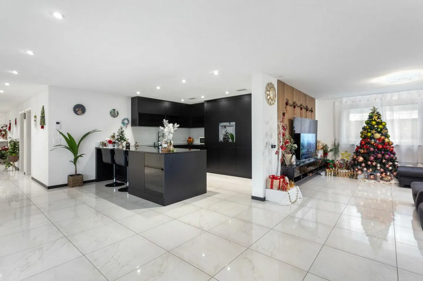 5.5-Zimmer-Parterrewohnung mit elegantem Ausbau und grossem Garten - Foto 1 von 10