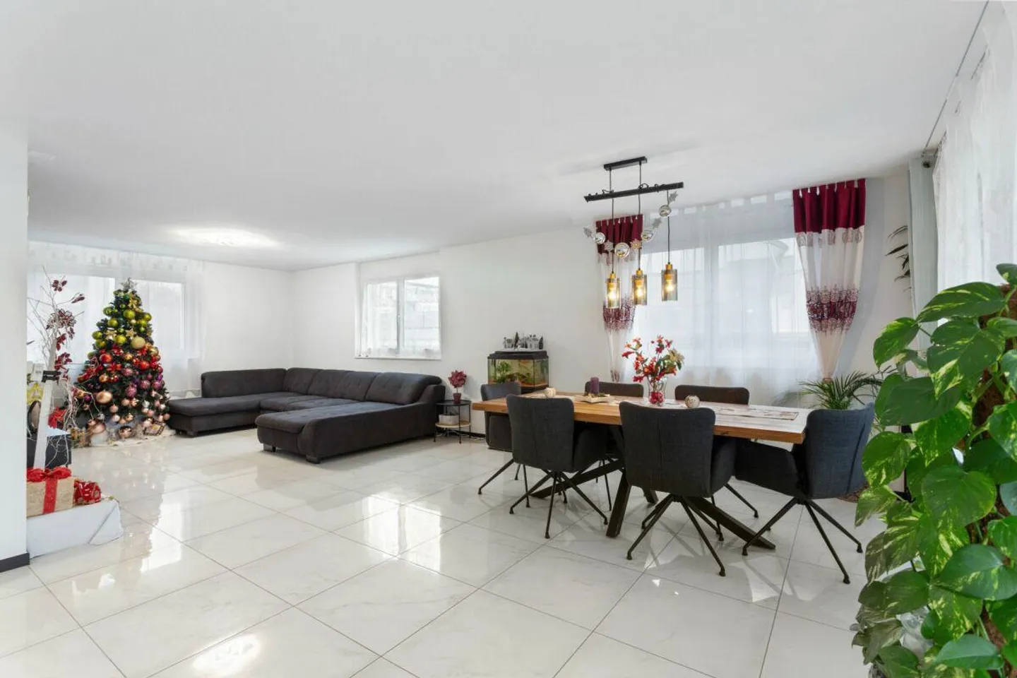 5.5-Zimmer-Parterrewohnung mit elegantem Ausbau und grossem Garten - Foto 3 von 10