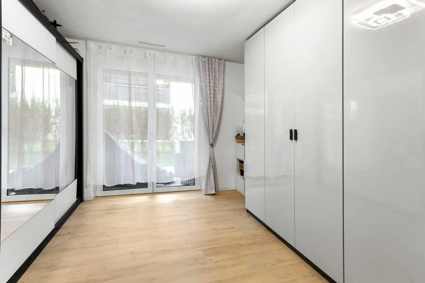 5.5-Zimmer-Parterrewohnung mit elegantem Ausbau und grossem Garten - Foto 4 von 10