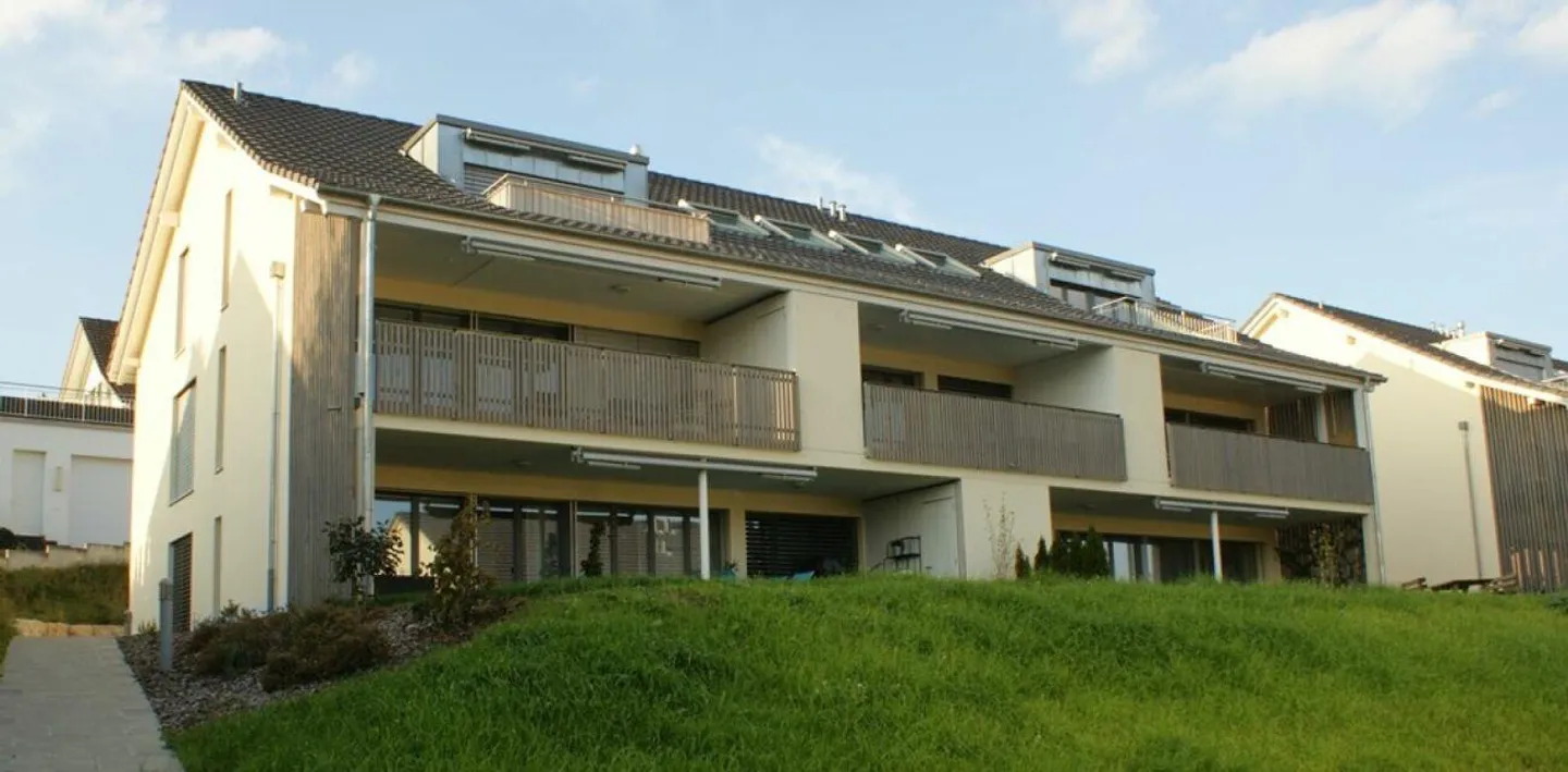 Neuwertige 2.5-Zimmer-Wohnung mit Blick in die Aplen - Foto 1 von 9