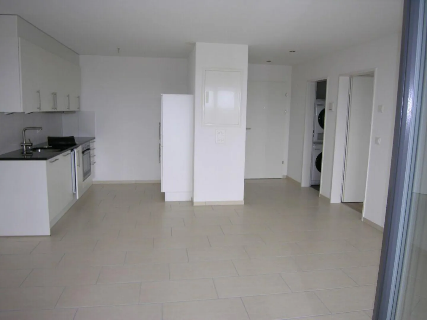 Neuwertige 2.5-Zimmer-Wohnung mit Blick in die Aplen - Foto 2 von 9