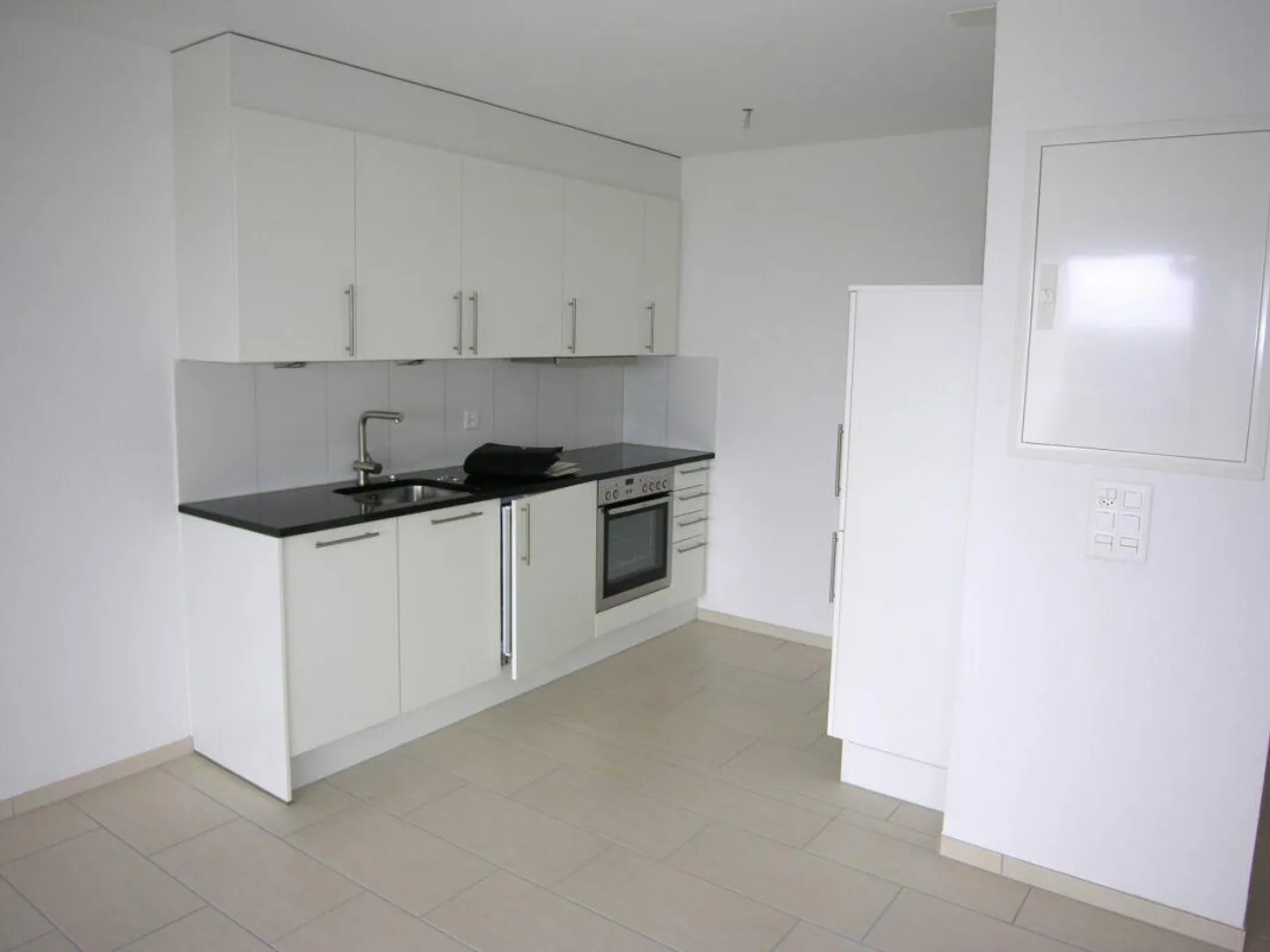 Neuwertige 2.5-Zimmer-Wohnung mit Blick in die Aplen - Foto 3 von 9