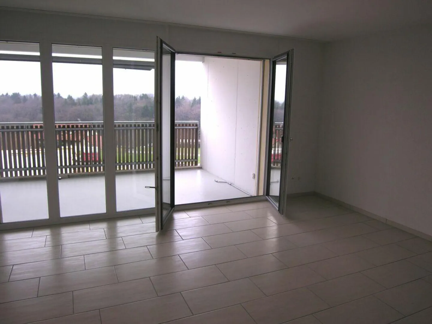 Neuwertige 2.5-Zimmer-Wohnung mit Blick in die Aplen - Foto 4 von 9