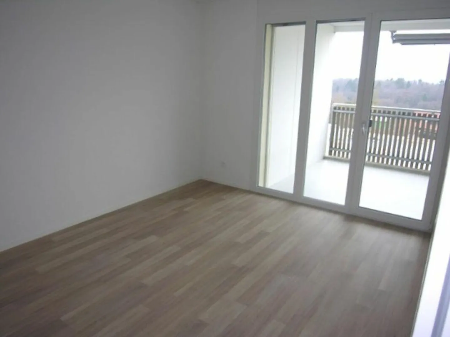 Neuwertige 2.5-Zimmer-Wohnung mit Blick in die Aplen - Foto 5 von 9