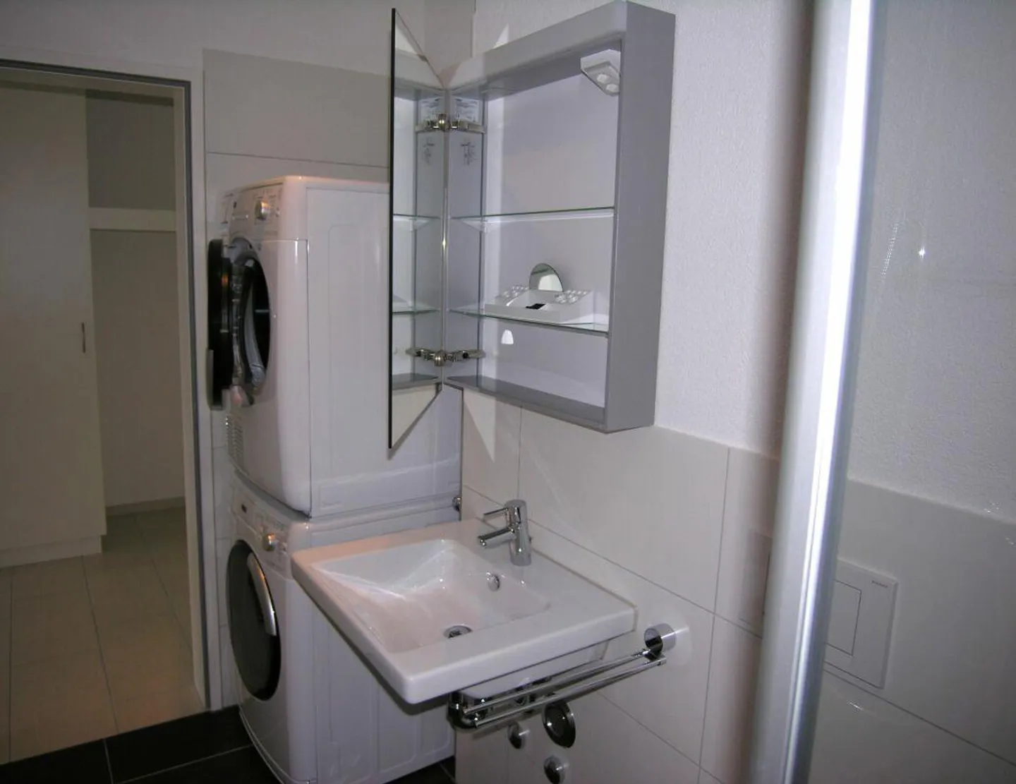 Neuwertige 2.5-Zimmer-Wohnung mit Blick in die Aplen - Foto 6 von 9