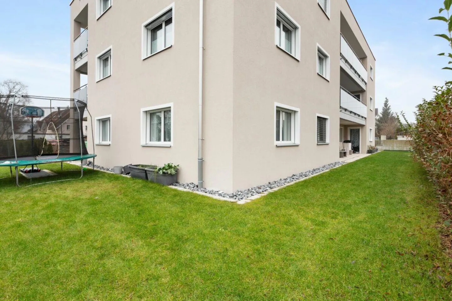 5.5-Zimmer-Parterrewohnung mit elegantem Ausbau und grossem Garten - Foto 9 von 10