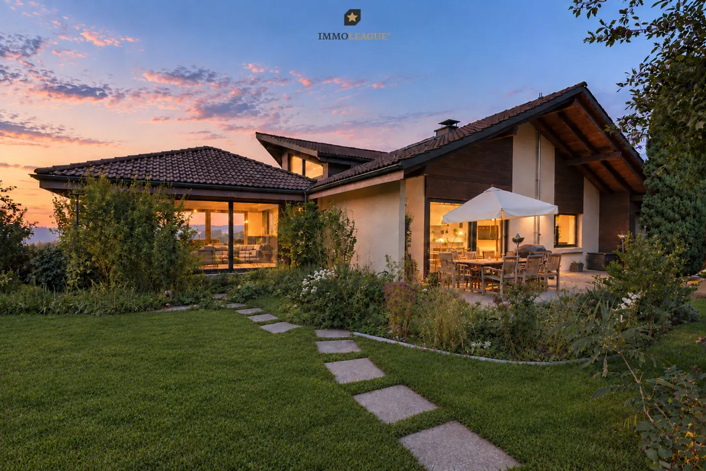 Your family paradise with a separate apartment and dream garden. - Photo 1 of 12