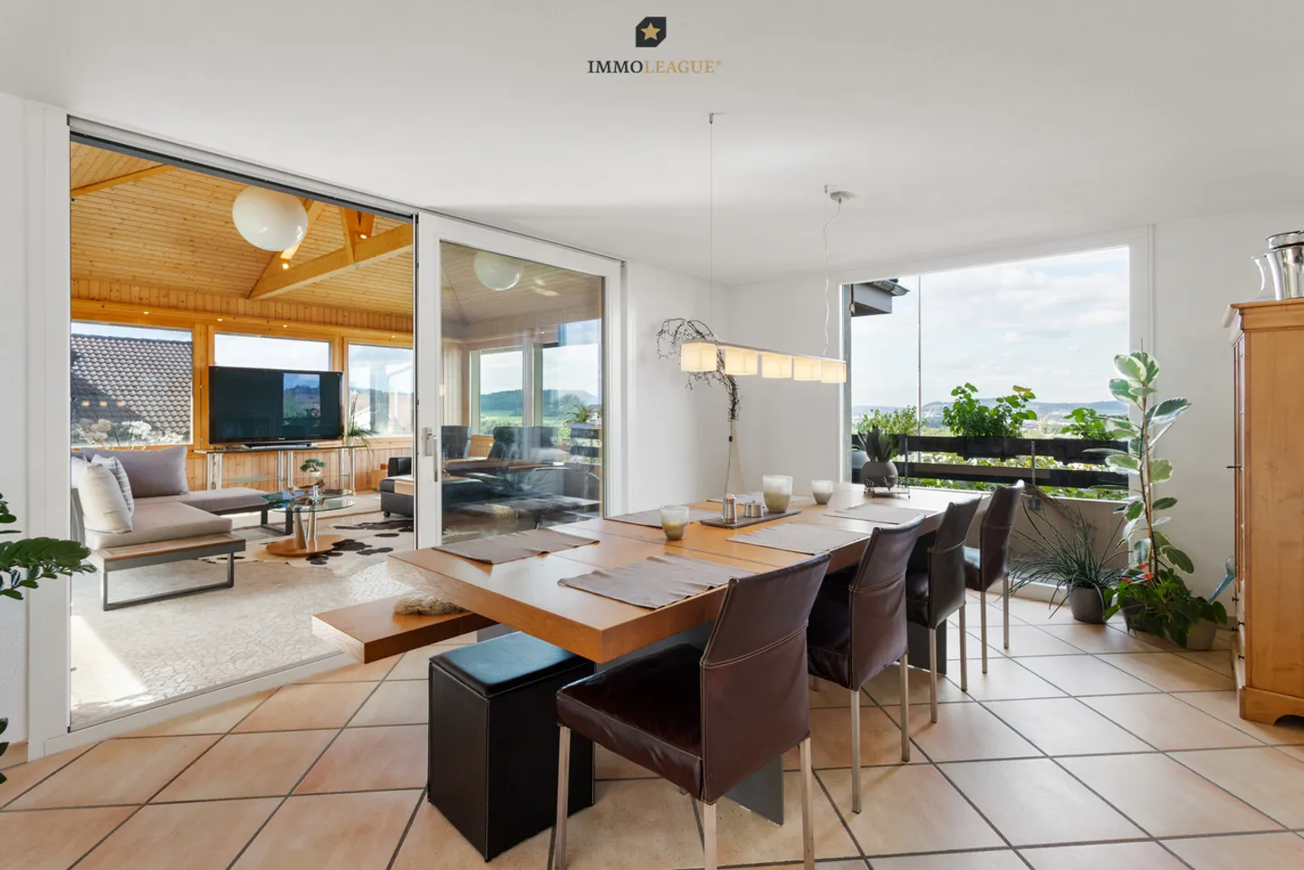 Your family paradise with a separate apartment and dream garden. - Photo 3 of 12