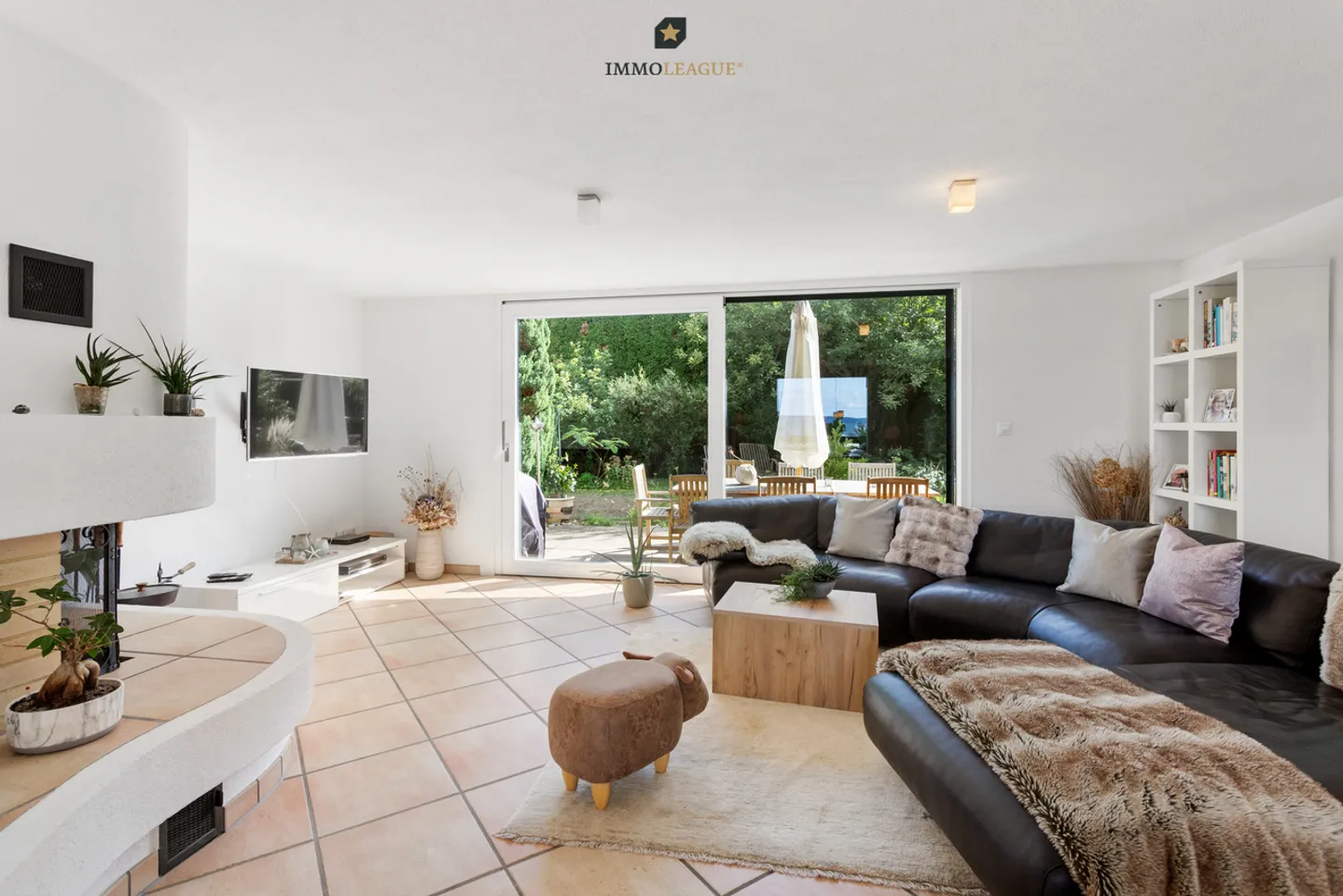 Your family paradise with a separate apartment and dream garden. - Photo 5 of 12