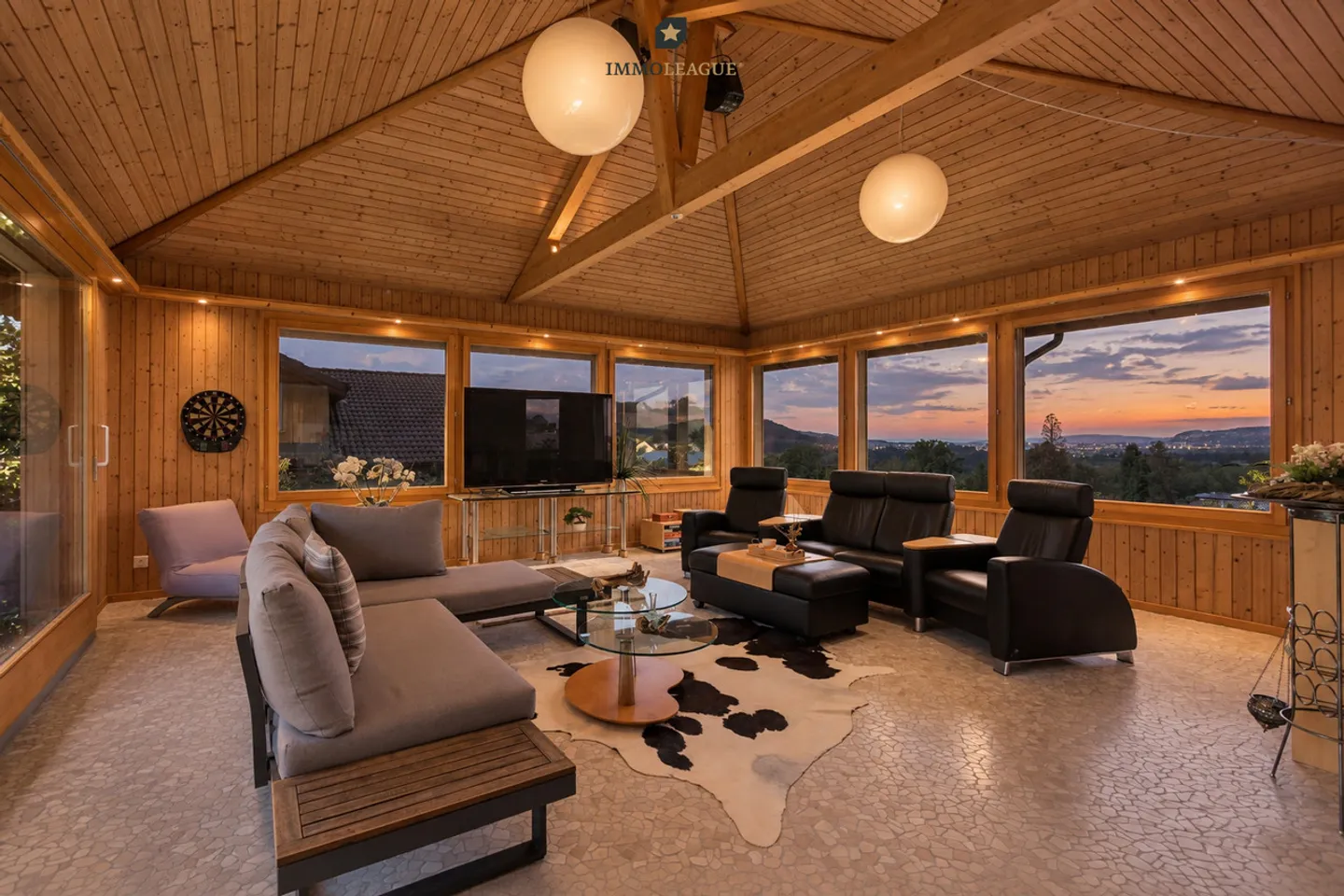 Your family paradise with a separate apartment and dream garden. - Photo 6 of 12