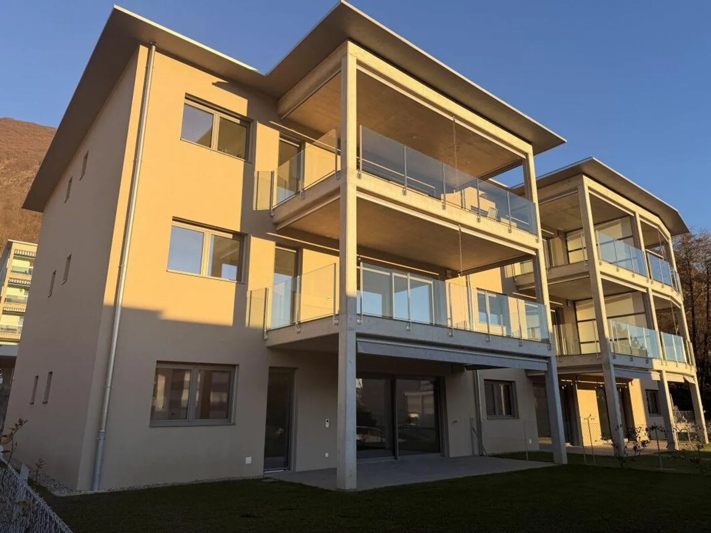 PREGASSONA · ELEGANTE 2½ ZIMMER MIT ÜBERDACHTER TERRASSE UND GARTEN - Foto 1 von 5