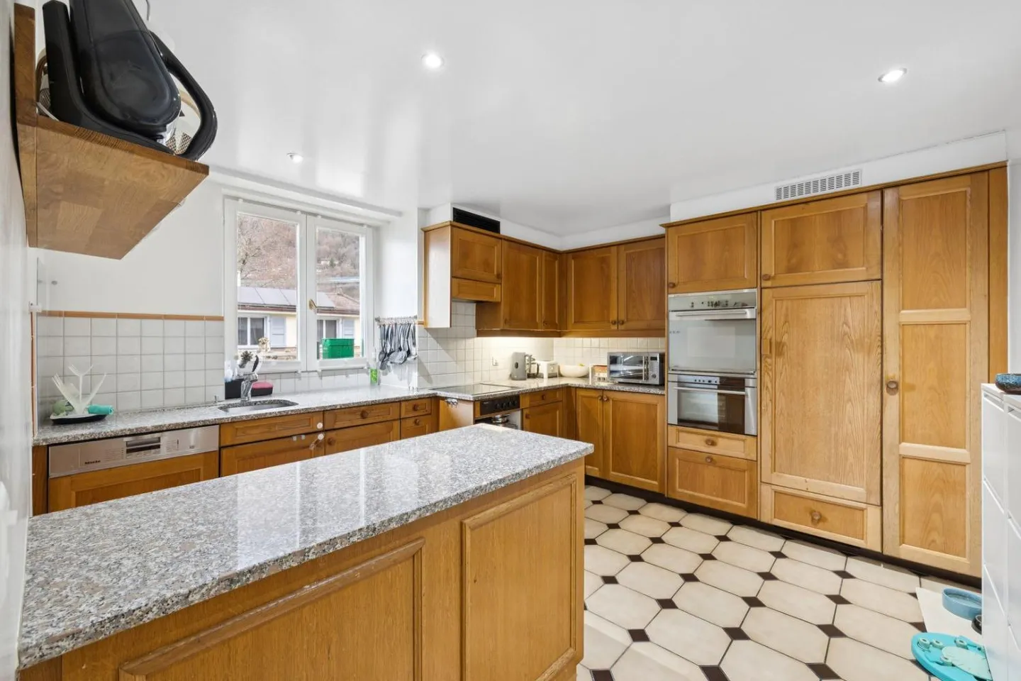 Grande proprietà con 3 appartamenti - Foto 2 di 13