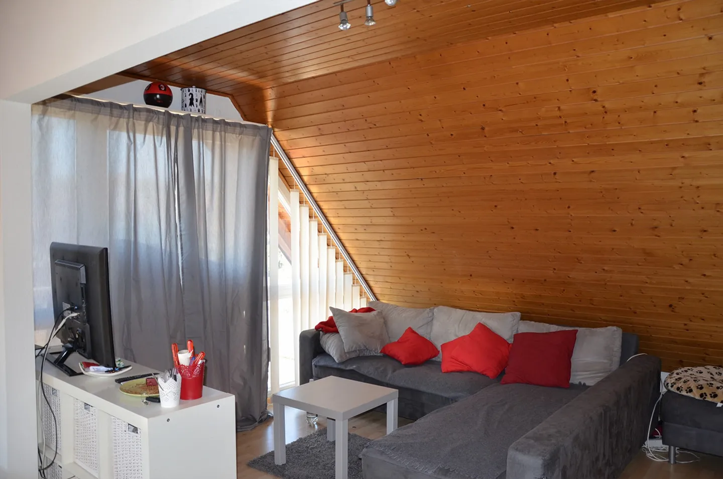 Luminoso appartamento mansardato di 2,5 stanze in affitto a Muttenz - Foto 3 di 5