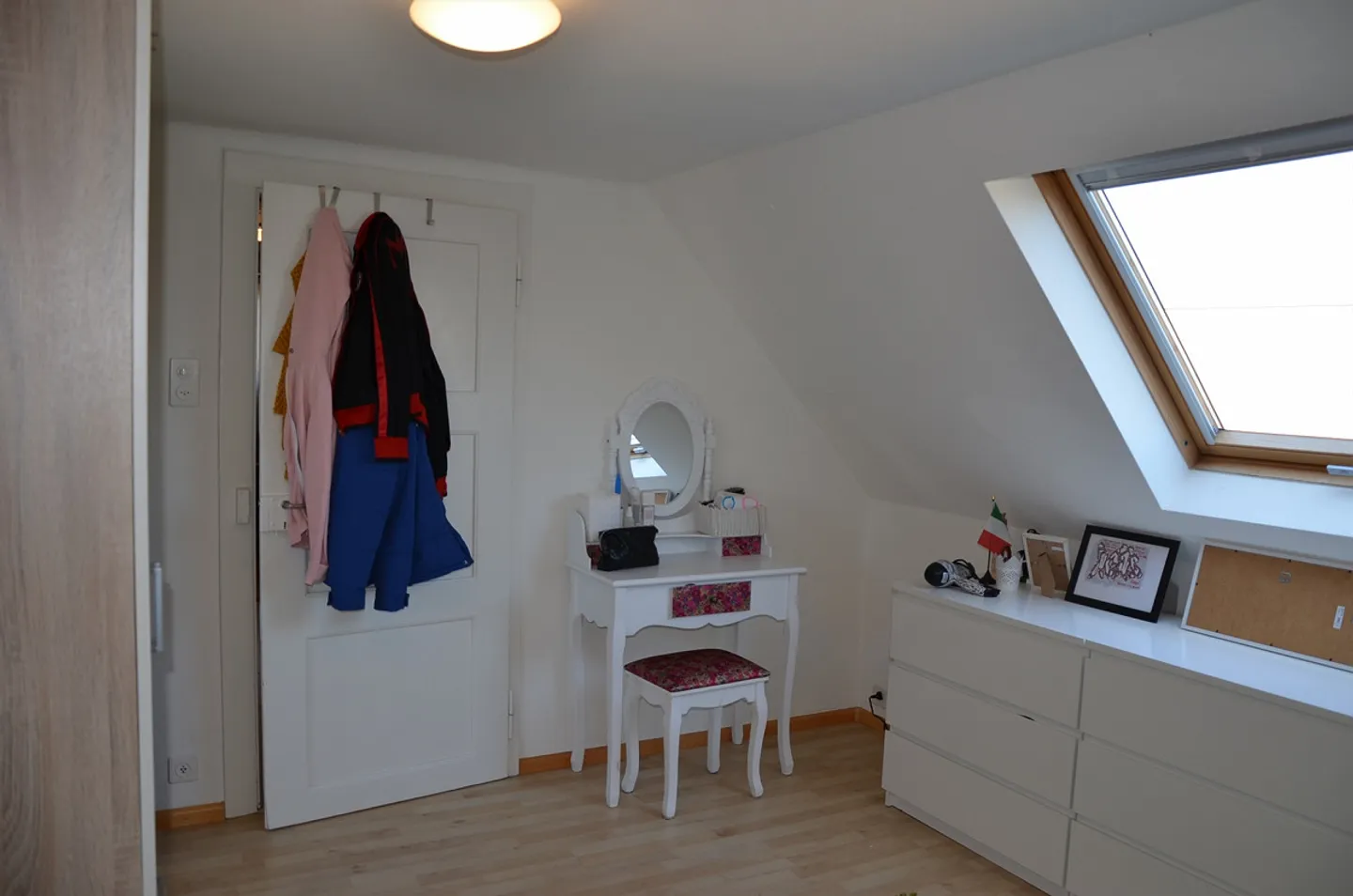 Luminoso appartamento mansardato di 2,5 stanze in affitto a Muttenz - Foto 4 di 5