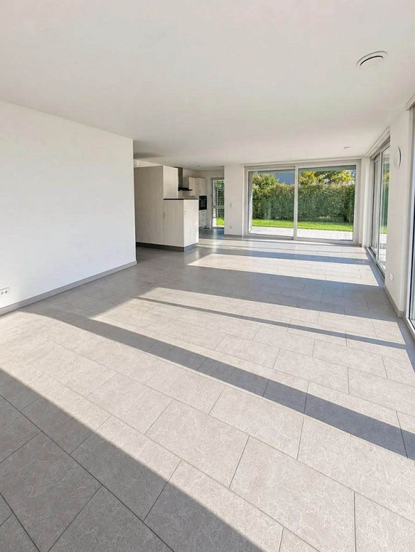 Appartamento attraente di 3,5 stanze con grande terrazza e parte di giardino - Foto 1 di 12