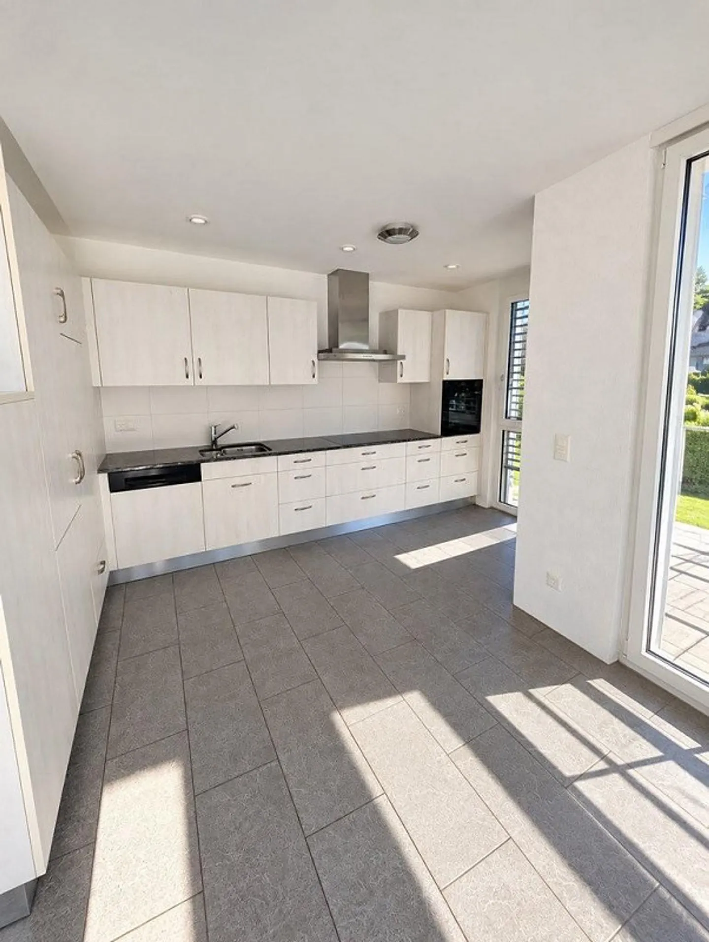 Appartamento attraente di 3,5 stanze con grande terrazza e parte di giardino - Foto 3 di 12
