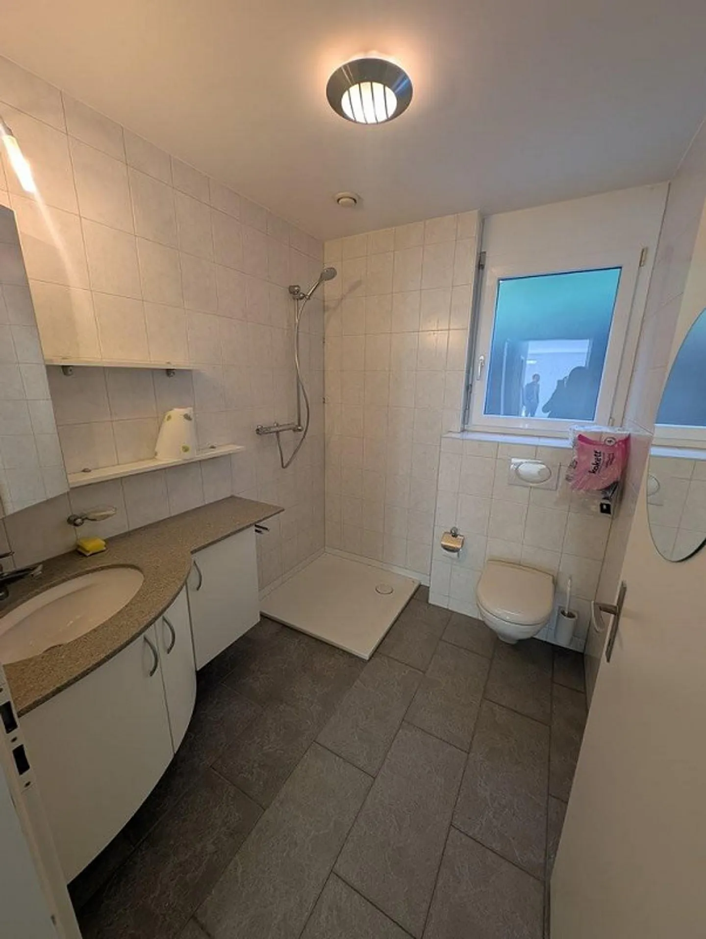 Appartamento attraente di 3,5 stanze con grande terrazza e parte di giardino - Foto 7 di 12
