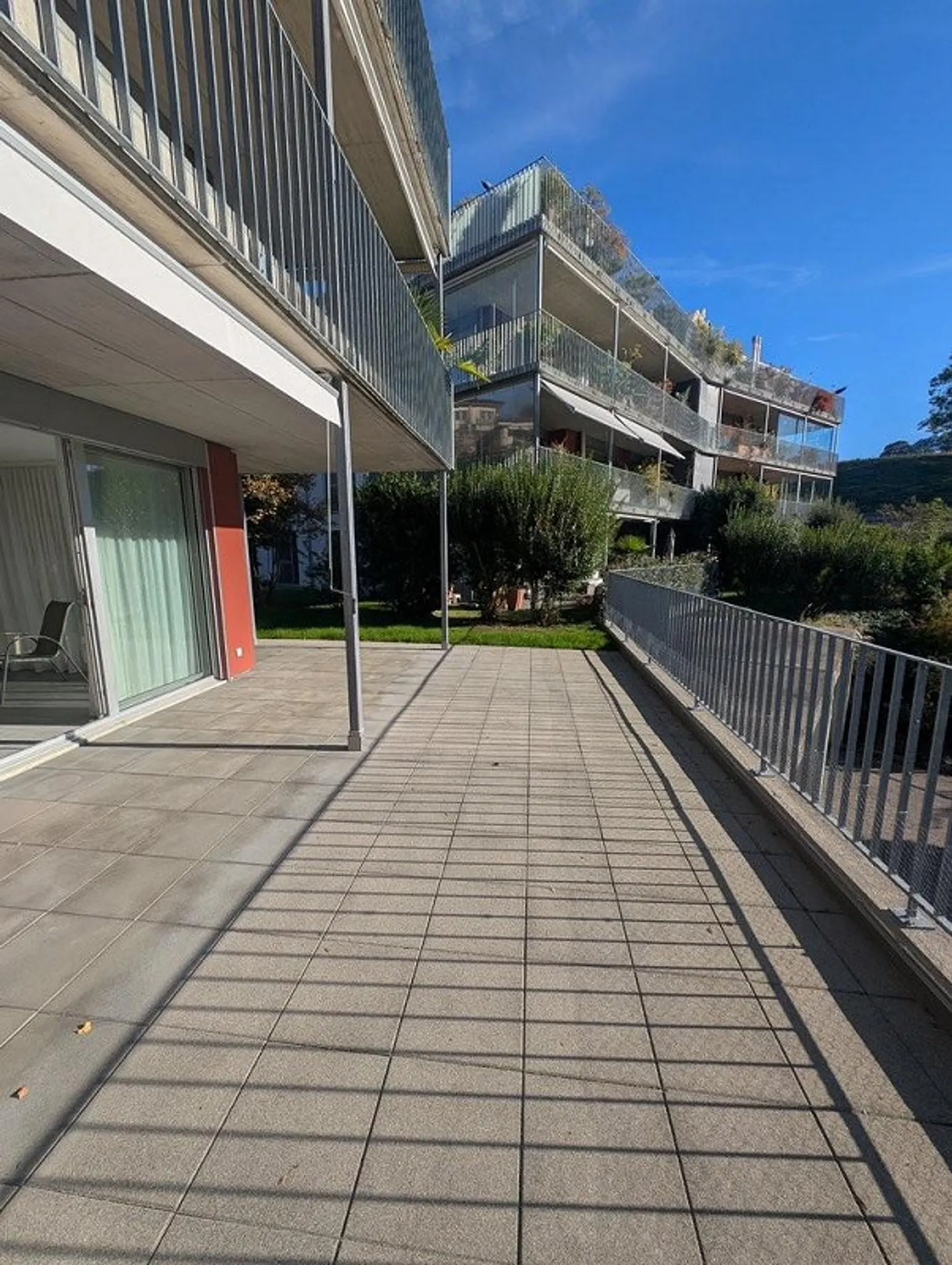Appartamento attraente di 3,5 stanze con grande terrazza e parte di giardino - Foto 9 di 12