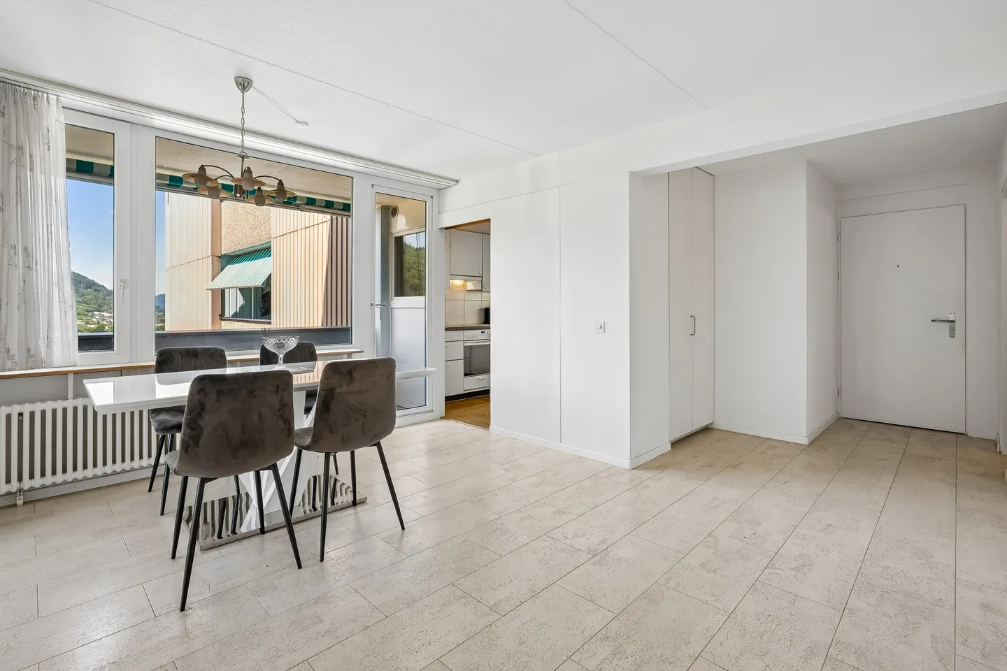 Charming Apartment with Panoramic View - Photo 6 of 12