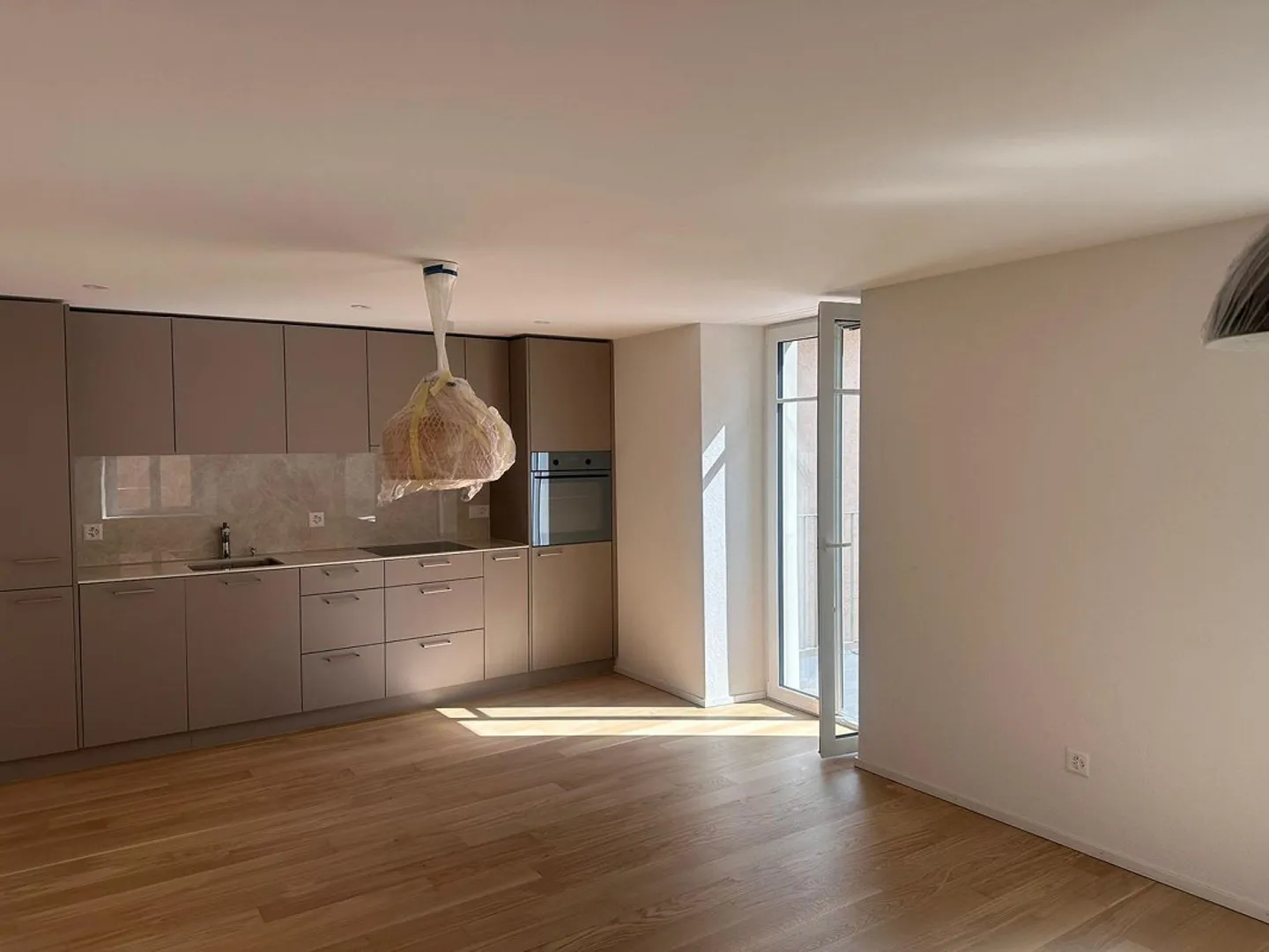 Renovated 3.5-room apartment for rent in Dietikon! - Photo 4 of 8