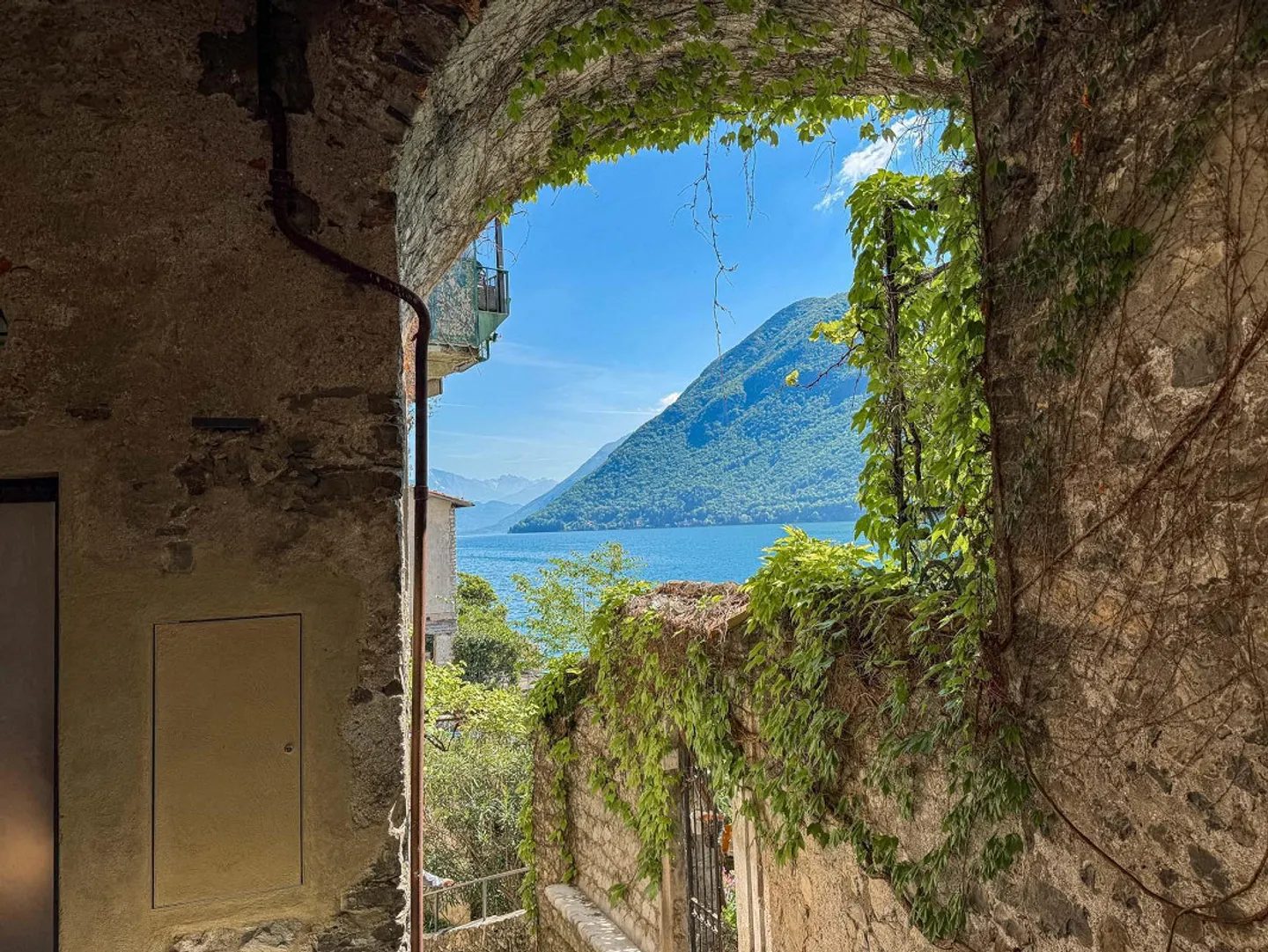 Haus mit Seeblick zur Renovierung mit genehmigter Lizenz in Gandria - Foto 3 von 8