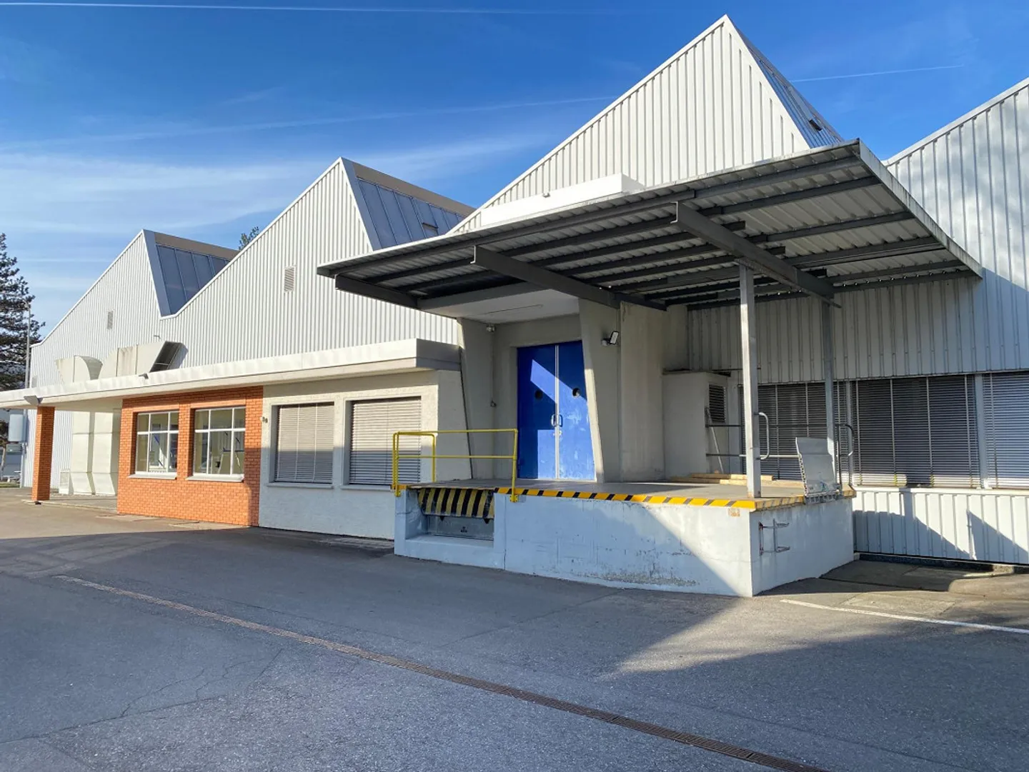 Storage room in shelter with goods lift for rent - Photo 1 of 4