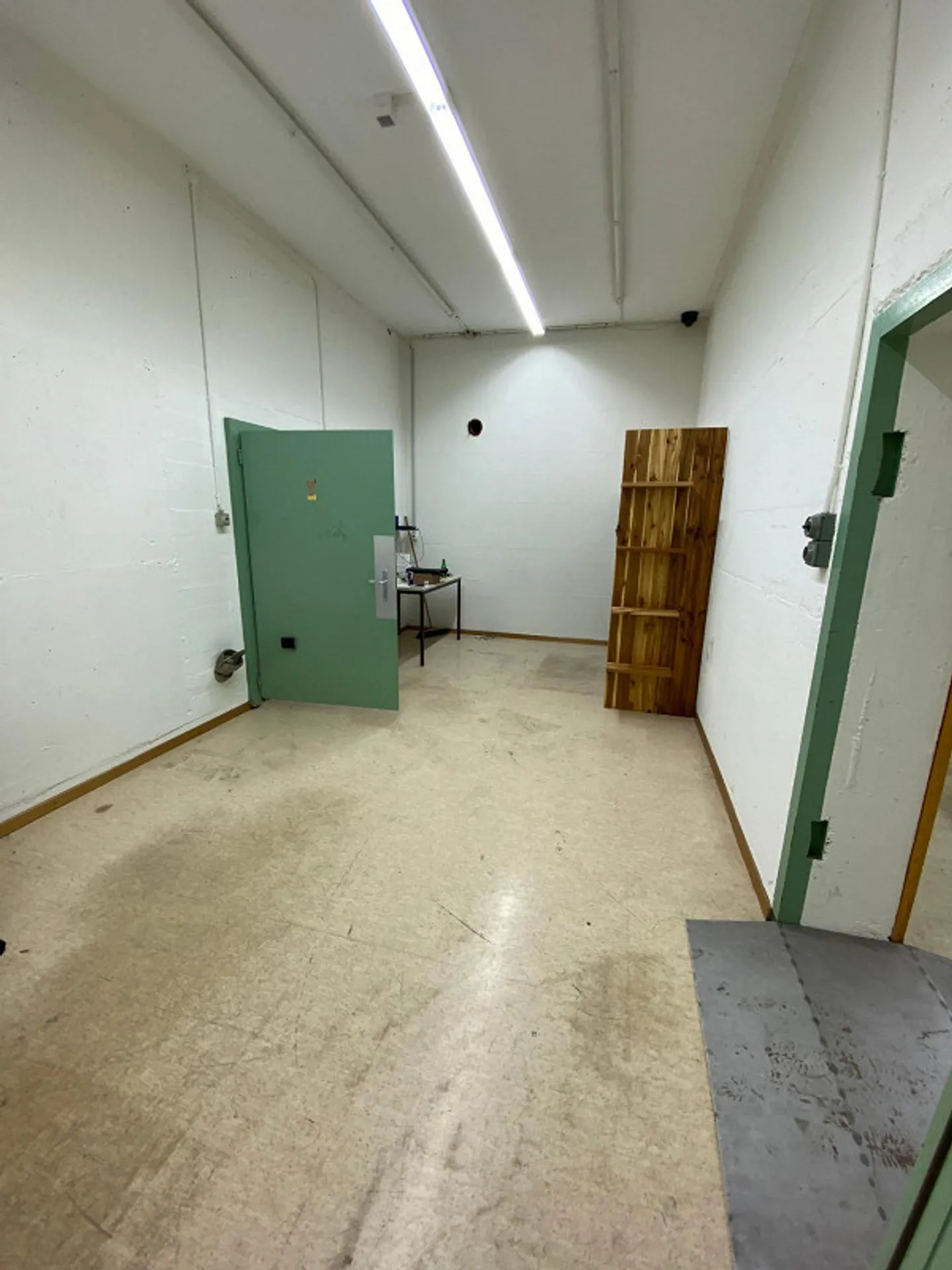 Storage room in shelter with goods lift for rent - Photo 2 of 4