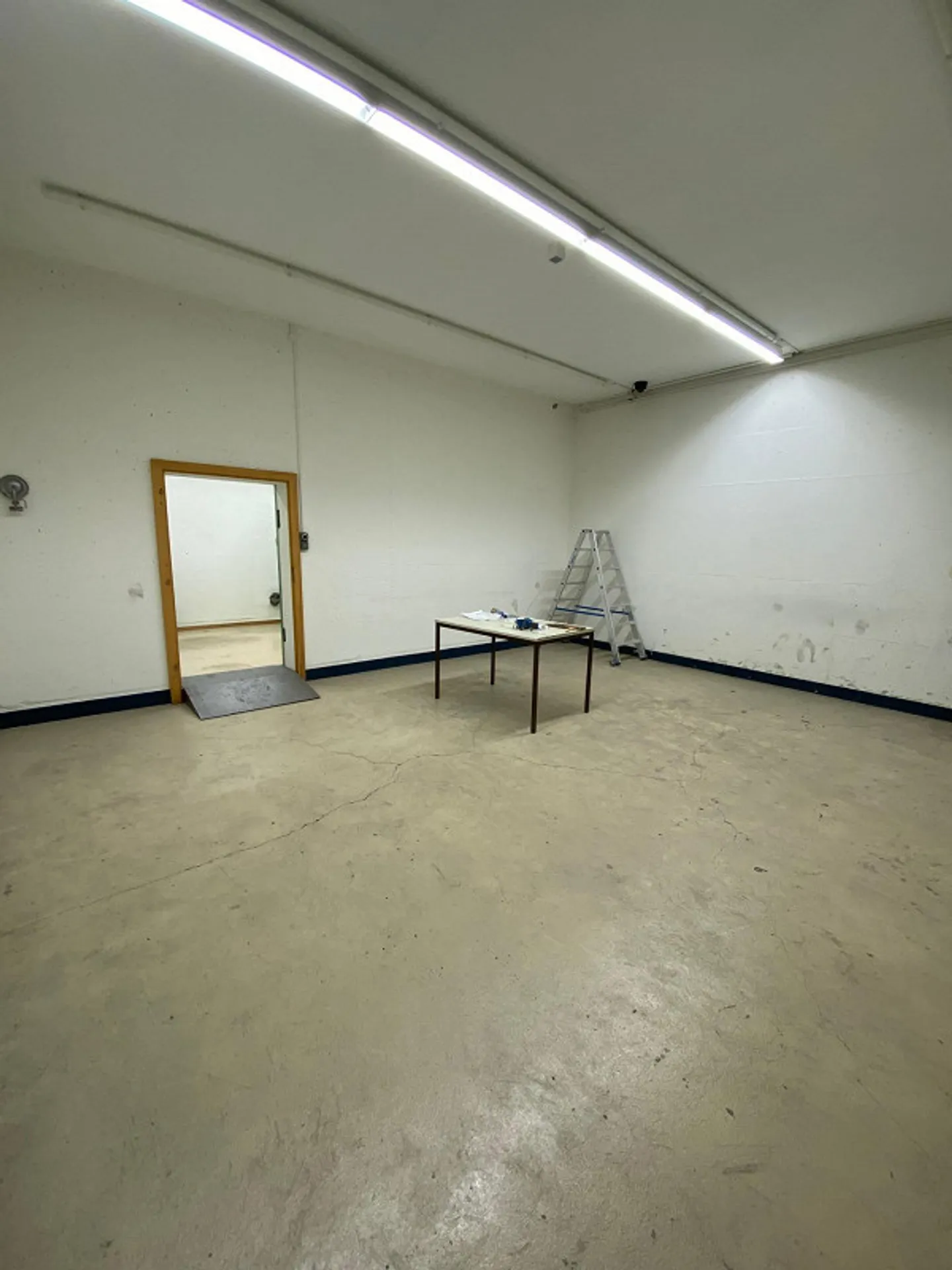 Storage room in shelter with goods lift for rent - Photo 3 of 4