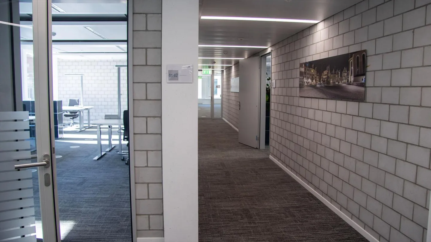 Large office space for rent directly at St. Gallen train station - Photo 5 of 7